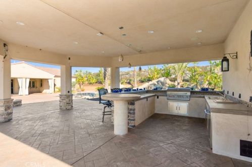 7756 Kingdom Dr, Riverside CA  92506 exterior