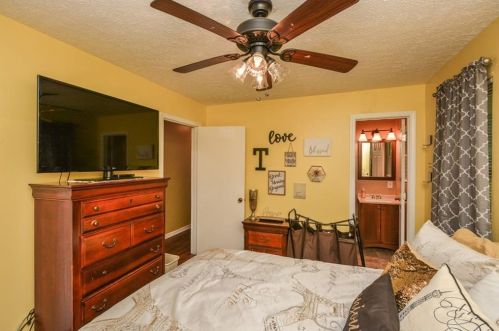 365 Barbara Ln, Carrollton, GA 30117-5314