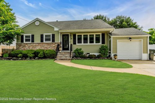 35 Arno St, Oakhurst, NJ 07755-1001