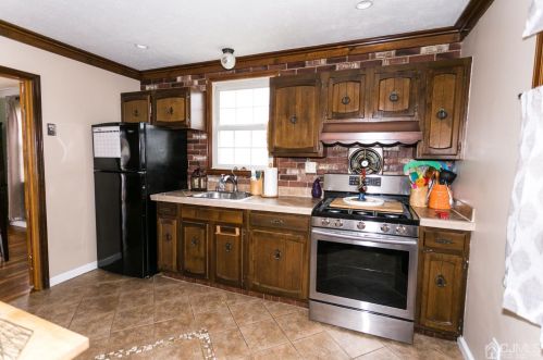 56 Oak St, Avenel, NJ 07001-1843
