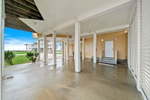 19131 Kahala Dr, Galveston, TX 77554-9696