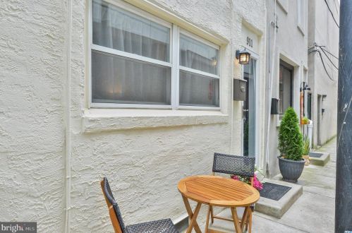 911 Darien St, Philadelphia, PA 19123-1211