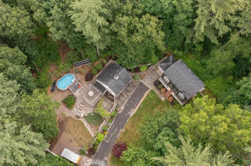 4 Blueberry Ln, Londonderry, NH 03053-3640