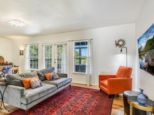 6207 Betty Cook Dr, Austin TX  78723-3308 exterior