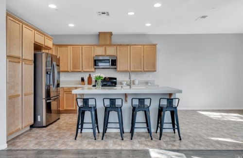 413 Comstock Way, Vacaville CA  95688-3128 exterior