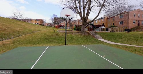 9733 Lakepointe Dr, Springfield VA  22015-1881 exterior