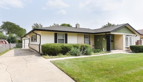 55 Evergreen St, Elk Grove Vlg, IL 60007-1418