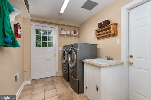 37 Ridgeview Rd, Princeton NJ  08540-7666 exterior