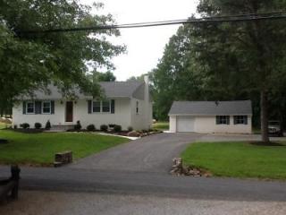 95 Featherbed Ln, Stockton, NJ 08559-1214