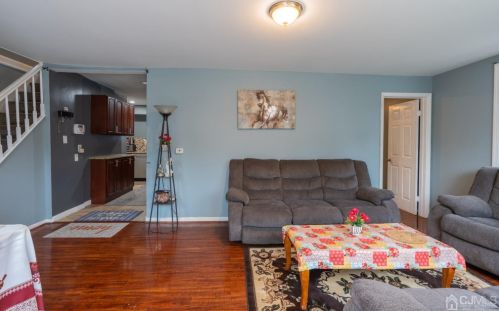 212 Poplar Pl, Piscataway, NJ 08854-1732