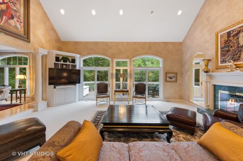 9301 Falling Waters Dr, Willowbrook IL  60527-0718 exterior