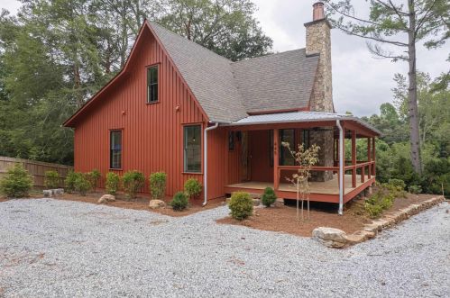 445 Water St, Clarkesville, GA 30523-5419