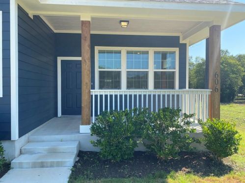 606 1st St, Uhland TX  78640 exterior