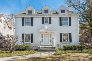 233 Ridge Ave, Northfield, IL 60093-3840