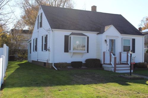 8 Halsey Ave, Middletown, RI 02842-4809
