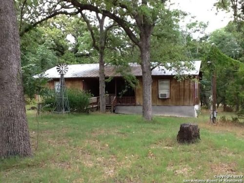 134 Flores Oaks Dr, Floresville, TX 78114-9343