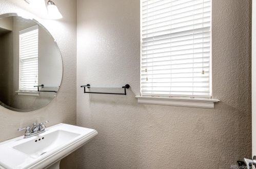 280 Elk Ct, Aurora CO 80016-4104 exterior