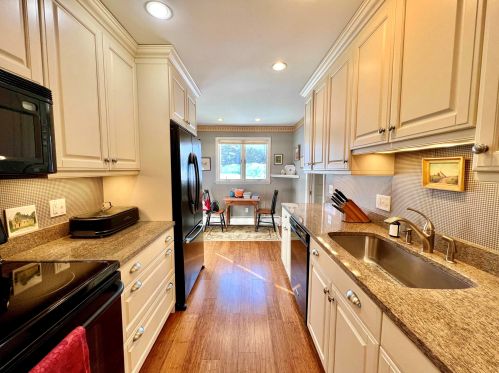 68 Hilltop Pl, New London, NH 03257-5410