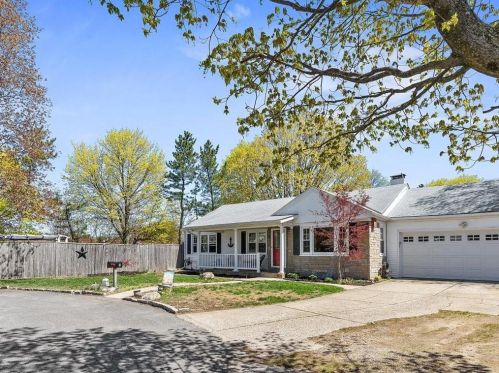 4 Quinlan Ct, Warwick, RI 02886-1823