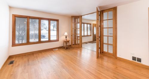 8633 Oriole Ave, Niles, IL 60714-2027