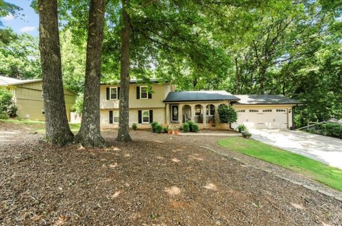 6879 Lockridge Dr, Atlanta GA  30360-1514 exterior