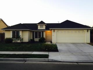 1102 Tranquility Cir, Lemoore, CA 93245-9150