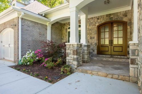 9 Bailey Dr, Lilburn, GA 30047-5113