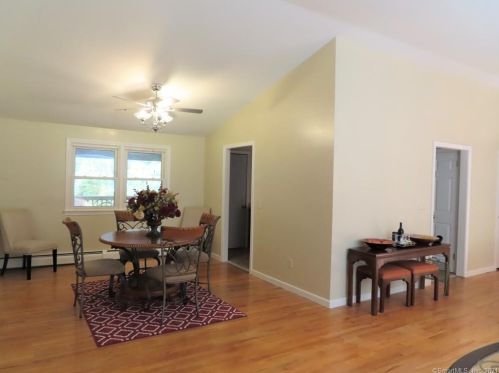 10 Summit Dr, Windsor CT  06095-3238 exterior