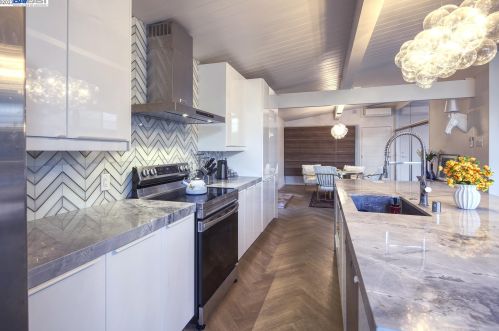 1104 Hollenbeck Ave, Sunnyvale, CA 94087-2402
