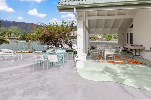243 Ainahou St, Honolulu HI  96825-1512 exterior