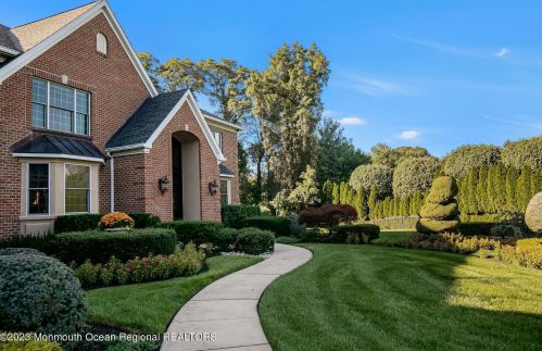 9 Boxwood Ter, Holmdel Village, NJ 07733-2914