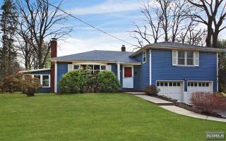 14 Gwynne Ct, Closter, NJ 07624-2429