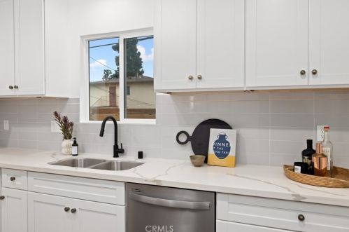 11609 Atkinson Ave, Hawthorne CA  90250-1827 exterior