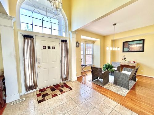 115 Rosewood Dr, Streamwood, IL 60107-1581