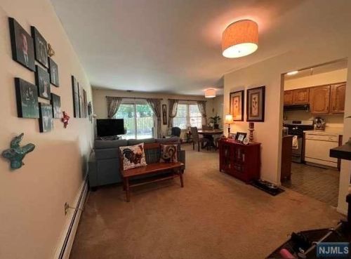 6 Crestwood Mews, Allendale, NJ 07401-1539