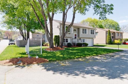 2 Pezzi St, Providence, RI 02919-2745