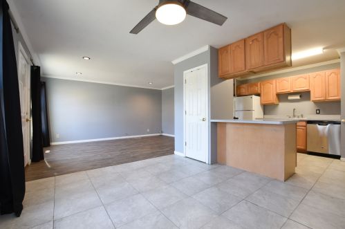 984 Berkley St, Carpentersville, IL 60110-1573
