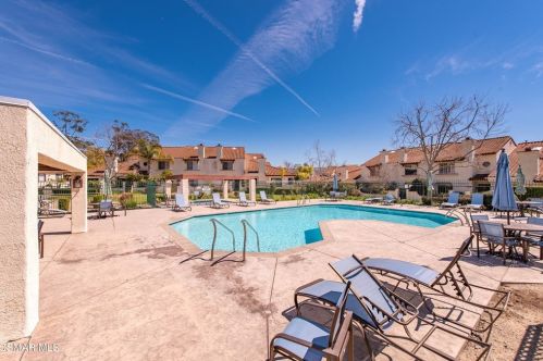 330 Country Club Dr, Simi Valley CA 93065-7645 exterior