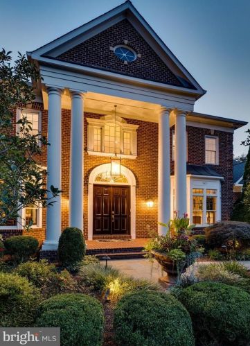 9620 Tackroom Ln, Great Falls, VA 22066-2000