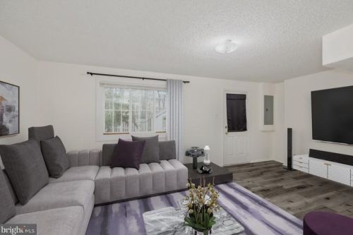 8105 Willowdale Ct, Springfield VA  22153-3620 exterior