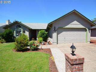 5688 D St, Springfield, OR 97478-5491