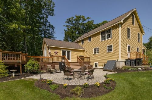 12 Farm Rd, Kingston, NH 03848-3121