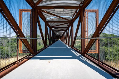 756 Carnation Dr, Sandy UT 84094-4435 exterior