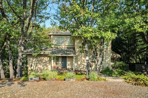 820 Pinecrest Ter, Ashland OR  97520-3460 exterior