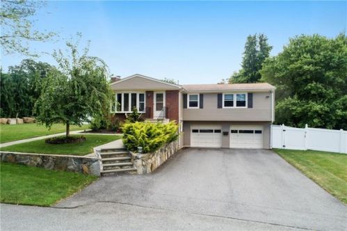 20 Susan Cir, Providence, RI 02919-6420