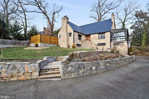 2347 Arlington Ridge Rd, Arlington VA  22202-2254 exterior