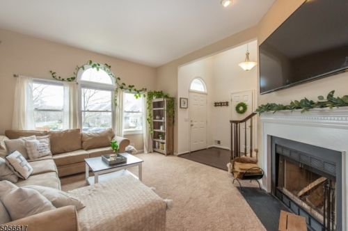 312 Carnegie Ct, Hackettstown, NJ 07840-1604