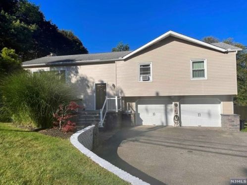 60 Stanhope Rd, Sparta, NJ 07871-2235