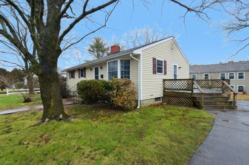 14 Meredith Dr, Coventry, RI 02816-8812
