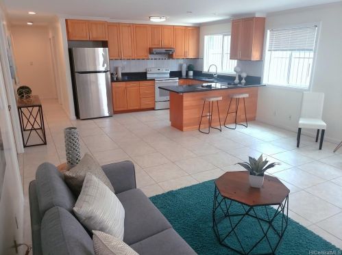 1220 Kaauwai Pl, Honolulu, HI 96817-2740